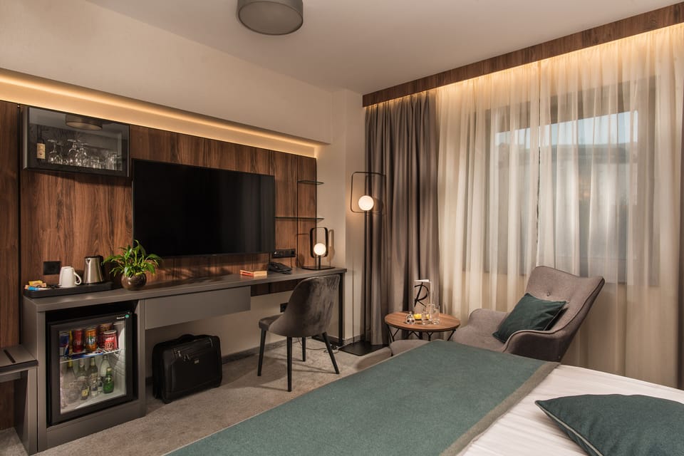 Classic Double or Twin with free Wi-Fi, coffee and tea making facilities | Living room | 55-inch flat-screen TV with satellite channels, TV, Netflix