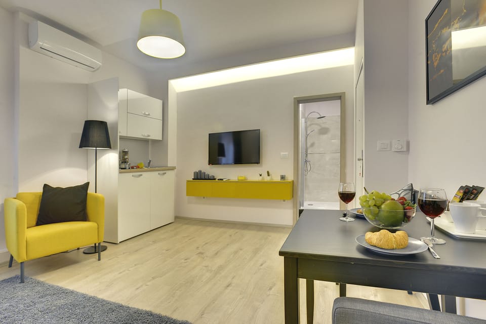Executive Studio (5) | Premium bedding, in-room safe, desk, laptop workspace