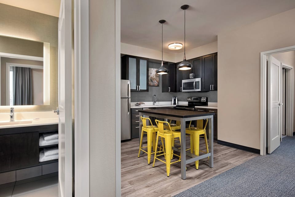 Full-size fridge, microwave, stovetop, dishwasher