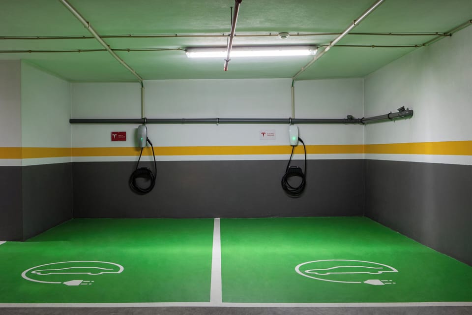 Electric vehicle charging station