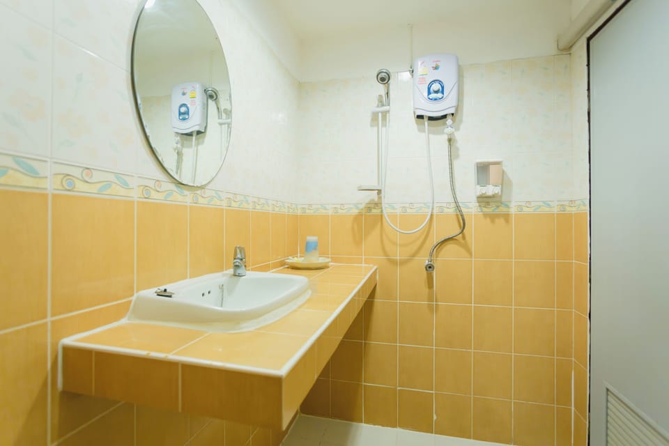 Deluxe Double Room with Balcony | Bathroom | Shower, rainfall showerhead, free toiletries, hair dryer
