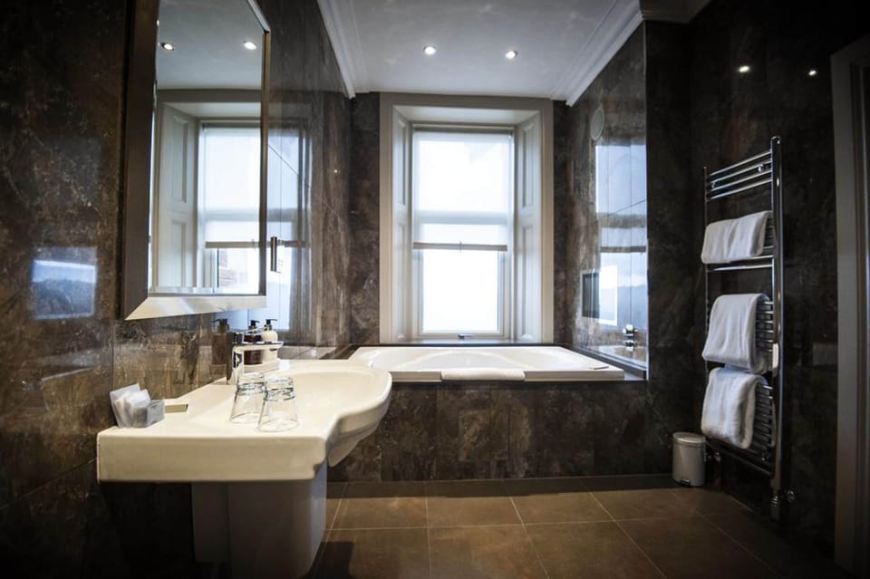Deep soaking bathtub