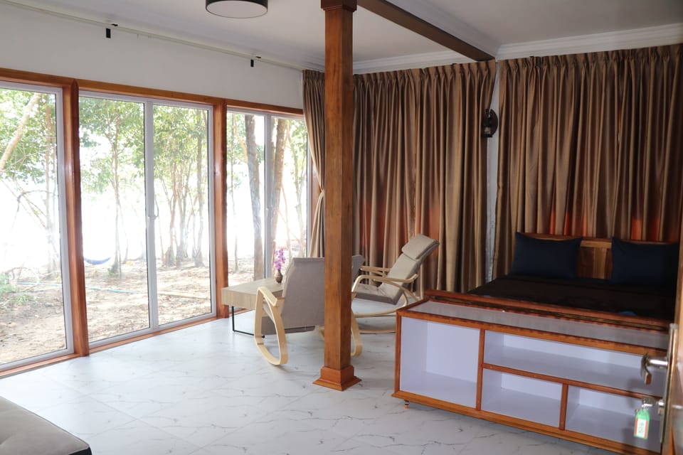 Suite, 2 Queen Beds, Sea View, Beachside | Living area