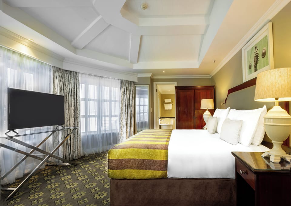 Presidential Suite | Minibar, in-room safe, desk, laptop workspace