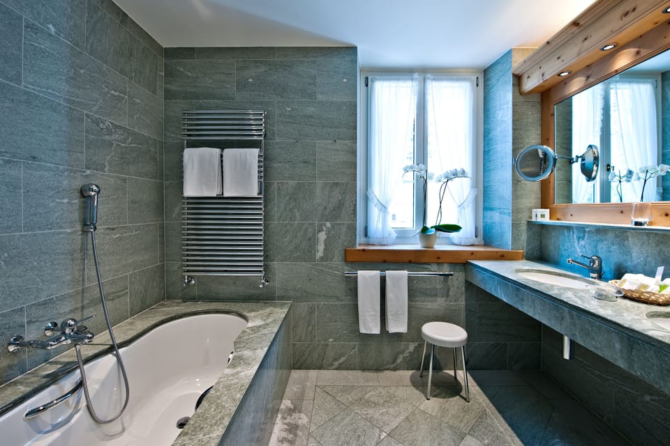 Junior Suite | Bathroom | Free toiletries, hair dryer, bathrobes, slippers