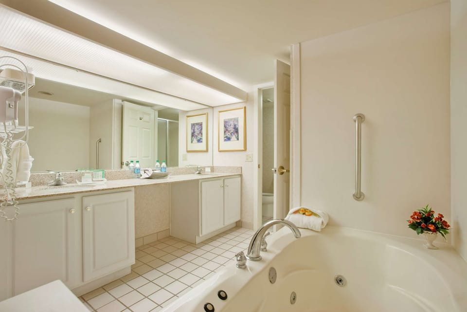 Suite, 1 Bedroom, Jetted Tub | Bathroom | Free toiletries, hair dryer, towels, soap