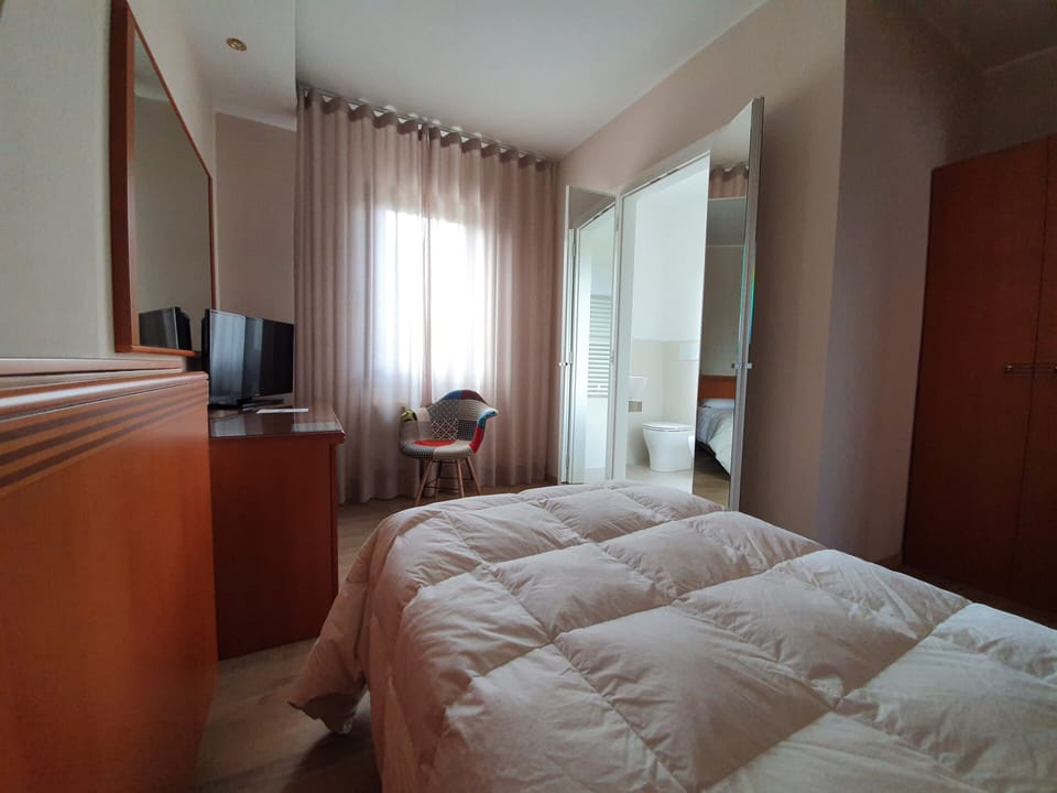 Single Room | Select Comfort beds, minibar, in-room safe, desk