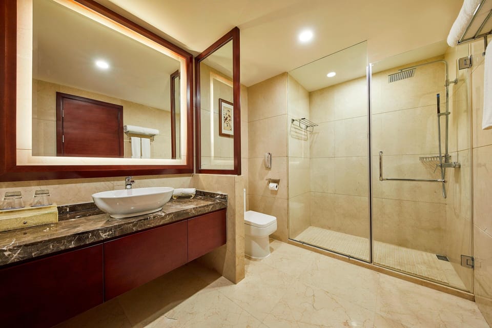 Deep soaking tub, hydromassage showerhead, free toiletries, hair dryer