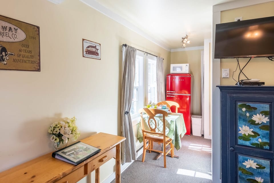 Classic Cabin, Kitchenette, Garden Area | Premium bedding, down comforters, pillowtop beds, soundproofing