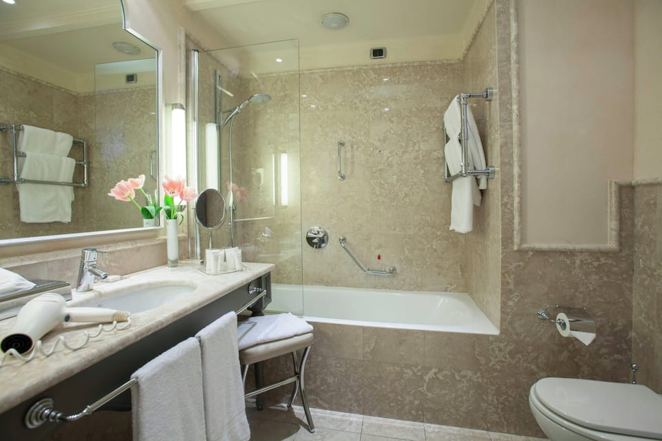 Combined shower/tub, free toiletries, hair dryer, bidet