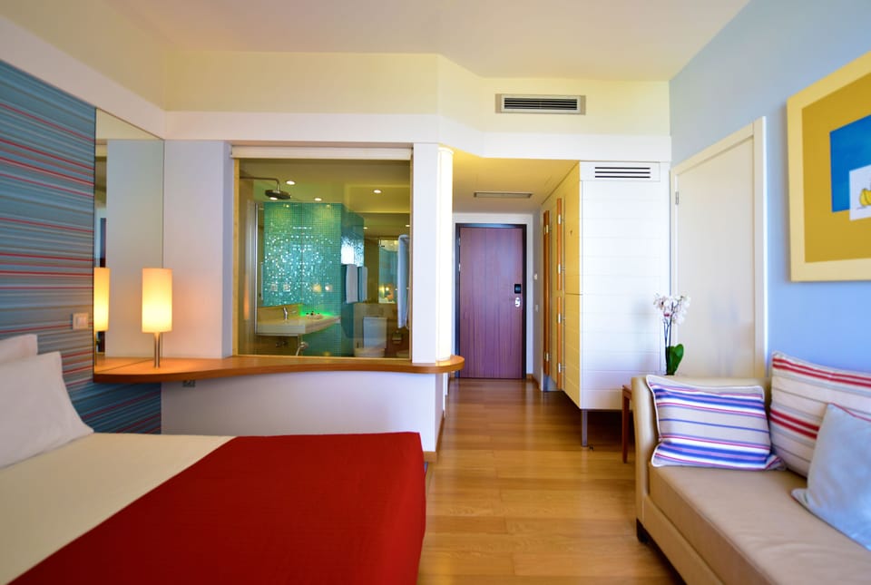 Superior Room, Sea View | Minibar, in-room safe, blackout drapes, free cribs/infant beds