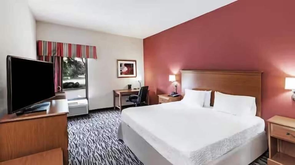 Desk, laptop workspace, iron/ironing board, free WiFi