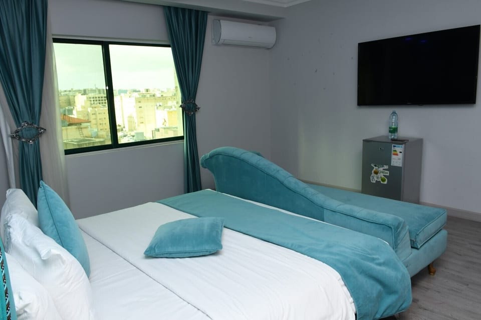 Royal Suite | Minibar, in-room safe, desk, soundproofing