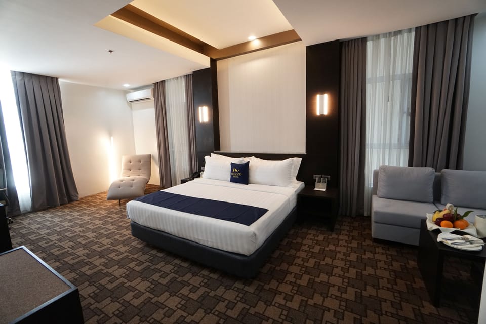 Premier Suite | Minibar, in-room safe, desk, blackout drapes