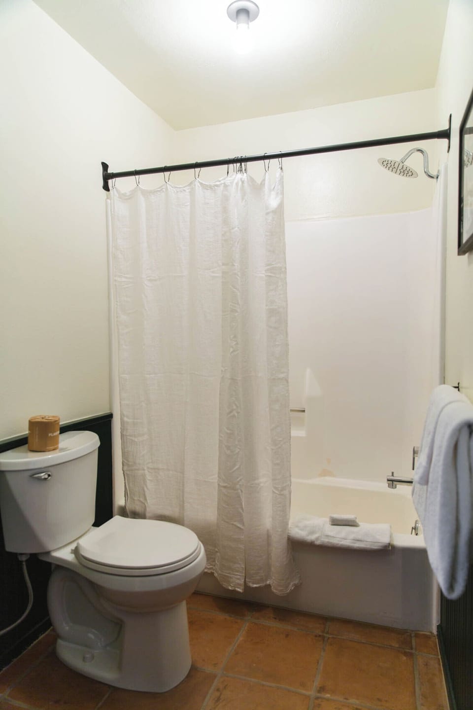 Standard Double Room Upstairs | Bathroom | Shower, free toiletries, hair dryer, towels