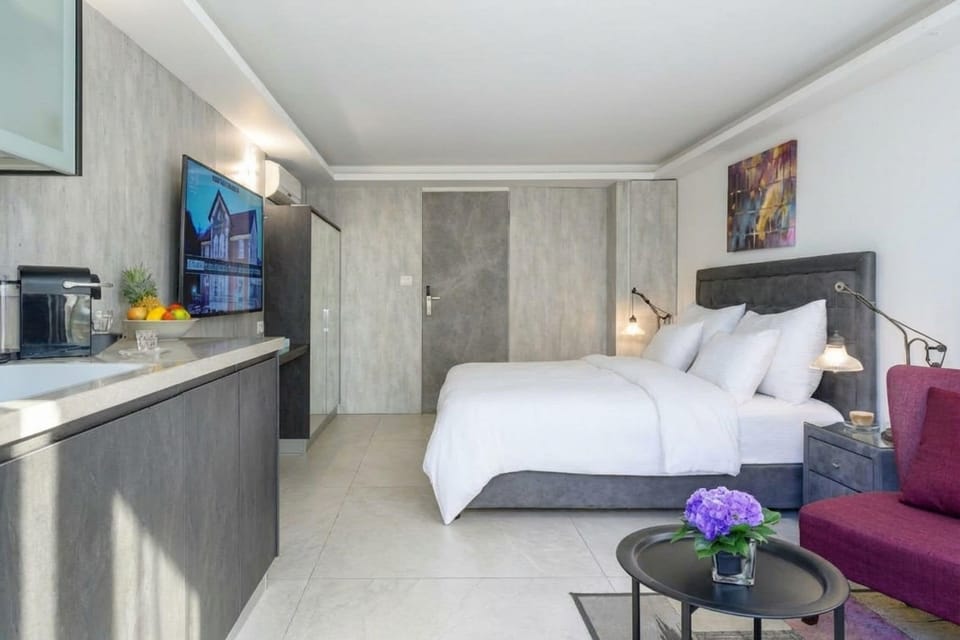 Private Garden Room with Jacuzzi | Egyptian cotton sheets, premium bedding, down comforters, in-room safe