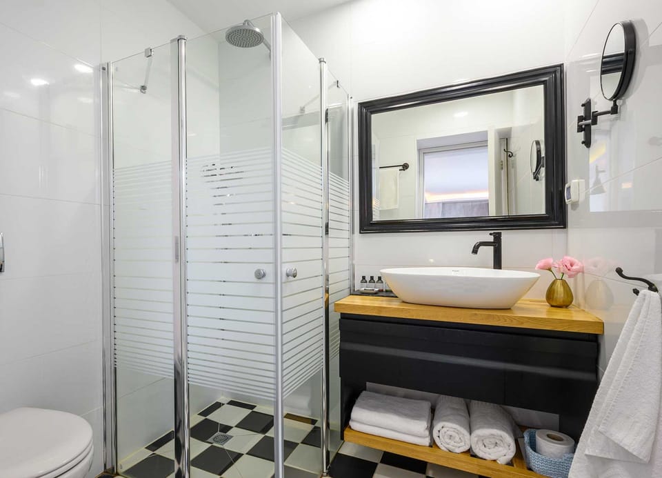 Private Garden Room with Jacuzzi | Bathroom | Designer toiletries, hair dryer, towels