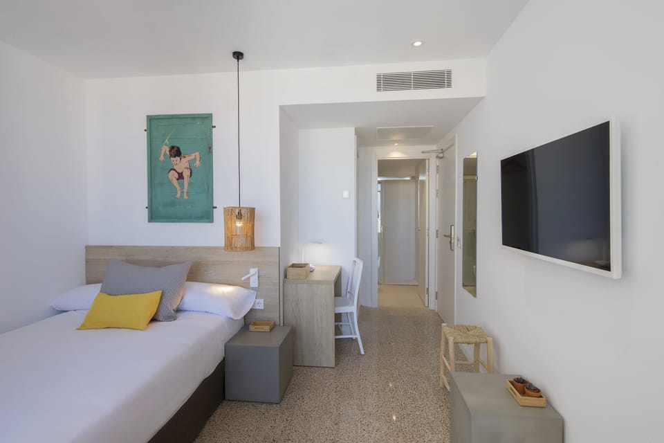 Single Room, Balcony | 1 bedroom, in-room safe, desk, blackout drapes