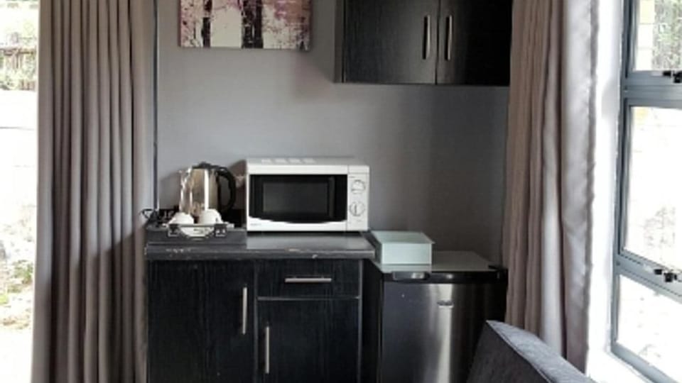 Honeymoon Suite | Private kitchenette | Fridge, microwave, electric kettle