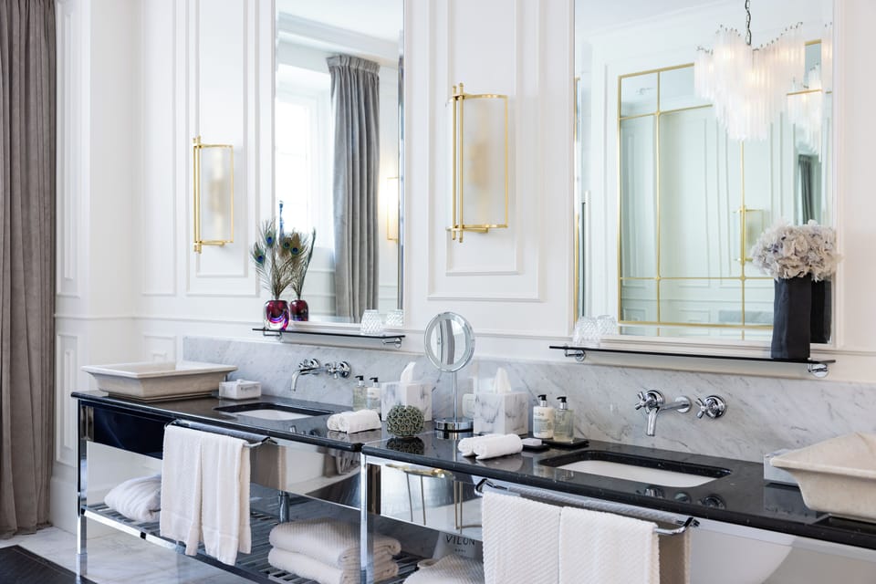 Vilòn Terrace Suite Garden | Bathroom | Rainfall showerhead, designer toiletries, hair dryer, bathrobes