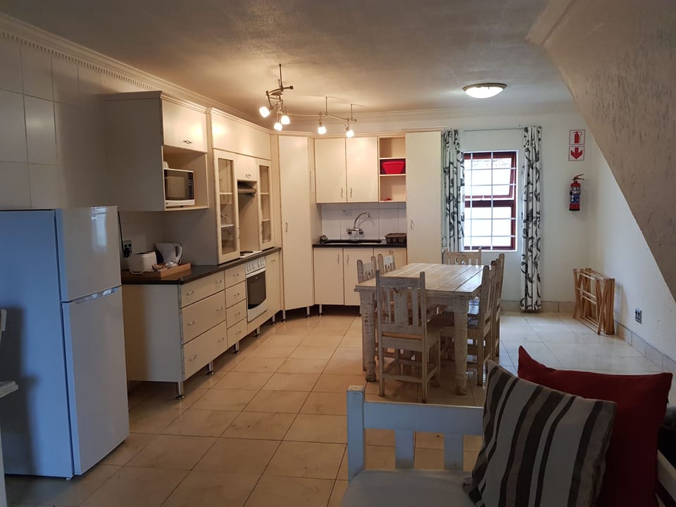 Family Apartment (Moeni Mouni) | Private kitchen | Fridge, electric kettle, cookware/dishes/utensils