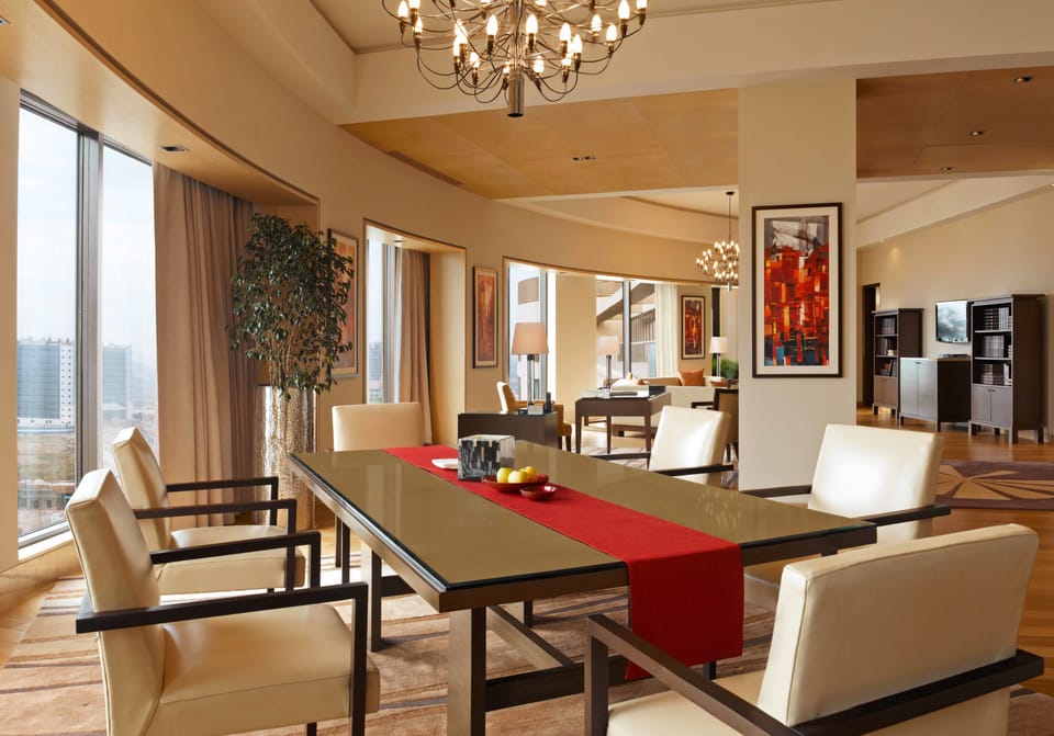 Deluxe Suite | Premium bedding, down comforters, minibar, in-room safe