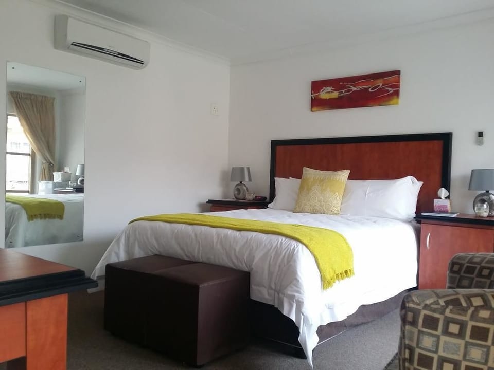 Family Room | In-room safe, desk, iron/ironing board, free WiFi