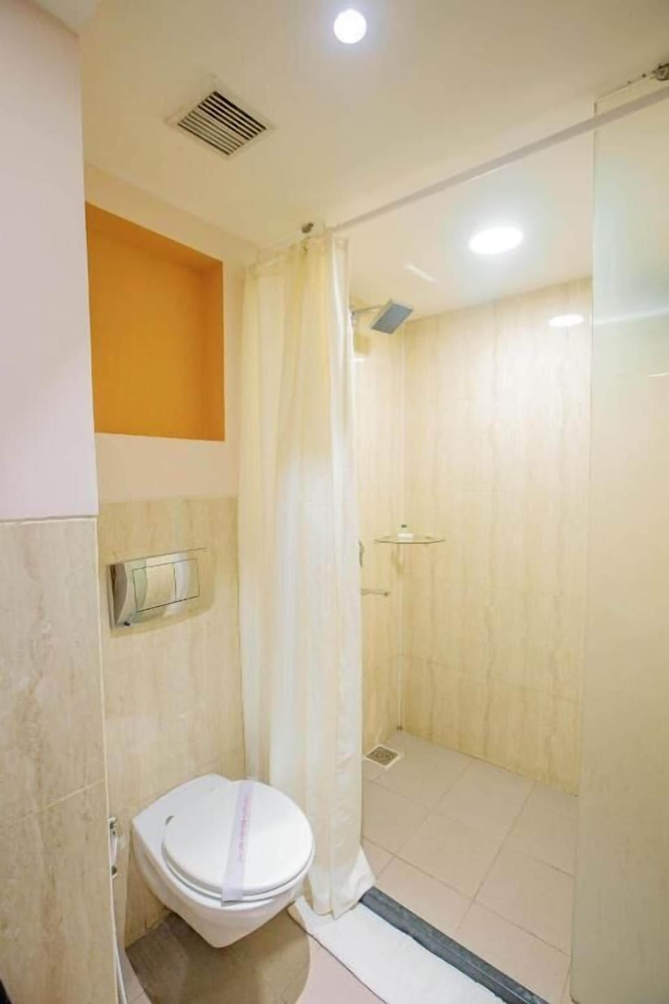 Shower, rainfall showerhead, free toiletries, hair dryer