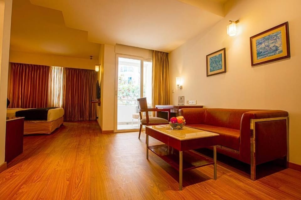 Deluxe Room | Minibar, in-room safe, desk, laptop workspace
