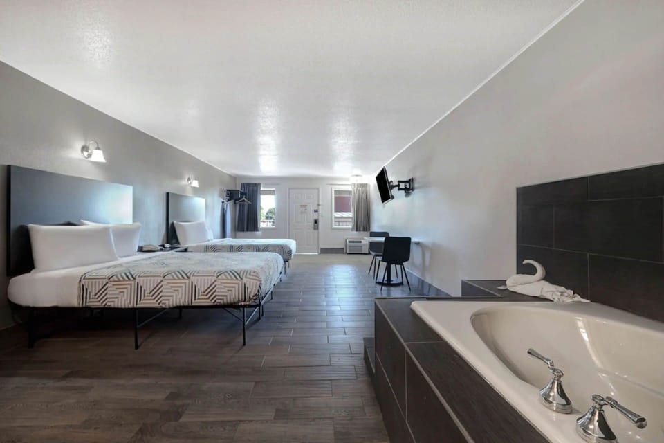 Suite | Premium bedding, desk, iron/ironing board, free WiFi