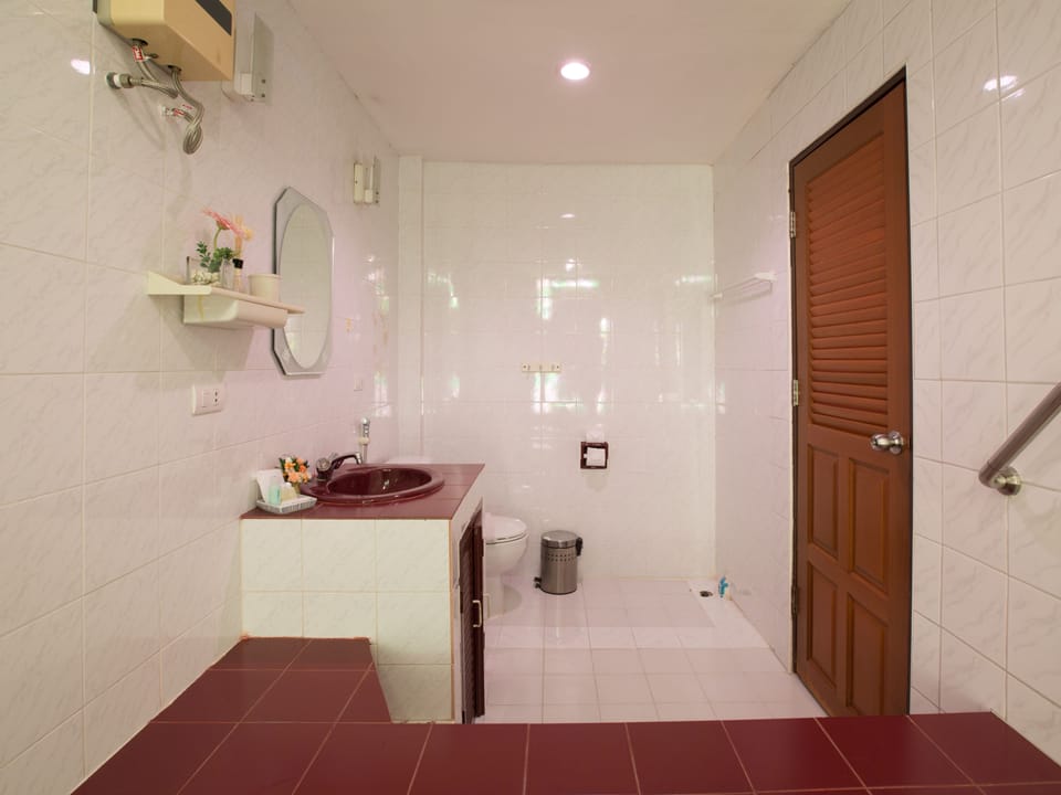 Family Room | Bathroom | Shower, towels
