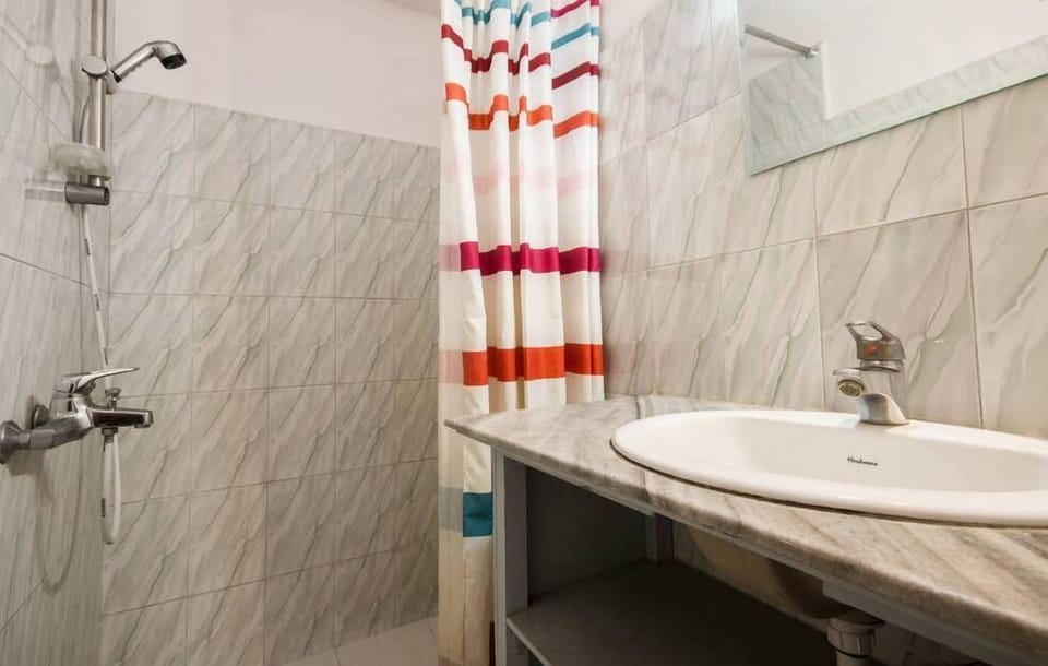 Shower, free toiletries, towels