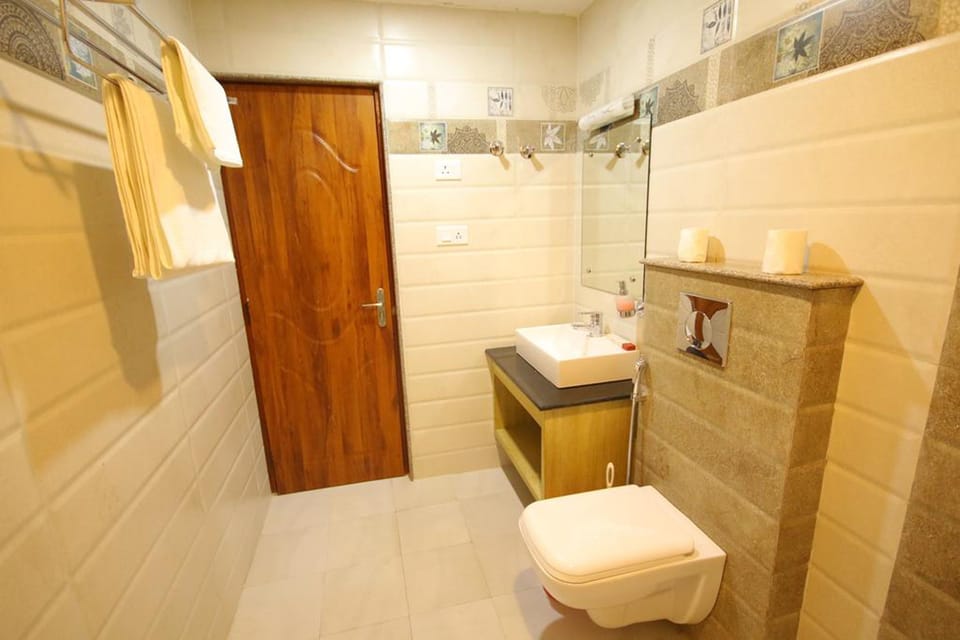 Deluxe Double Room | Bathroom | Separate tub and shower, jetted tub, free toiletries, towels