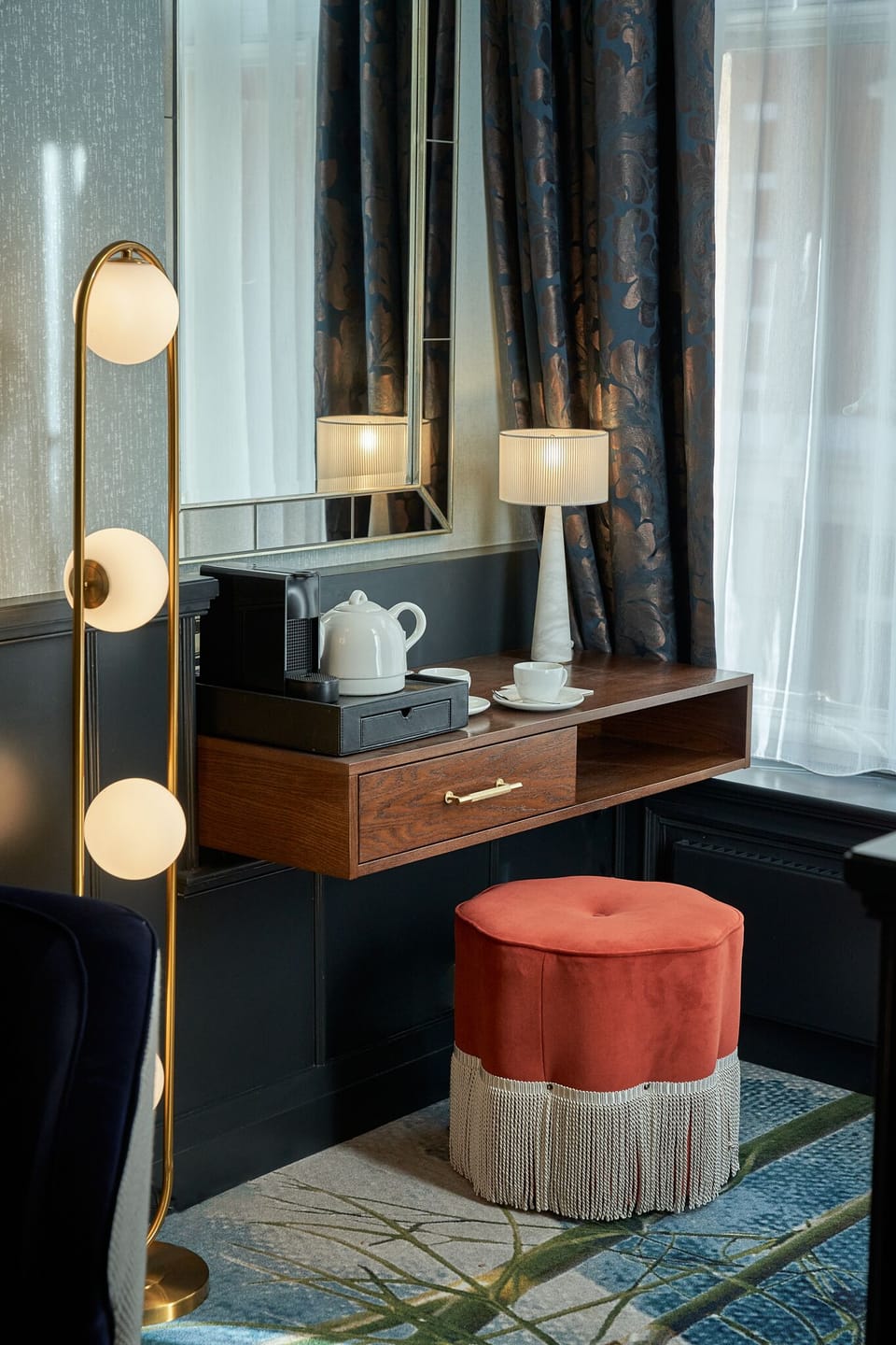 Deluxe King | Hypo-allergenic bedding, minibar, in-room safe, individually decorated