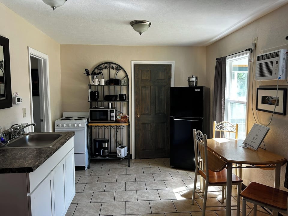Studio Suite, 1 Queen Bed, Non Smoking, Kitchenette | Private kitchen | Full-size fridge, microwave, coffee/tea maker, cookware/dishes/utensils