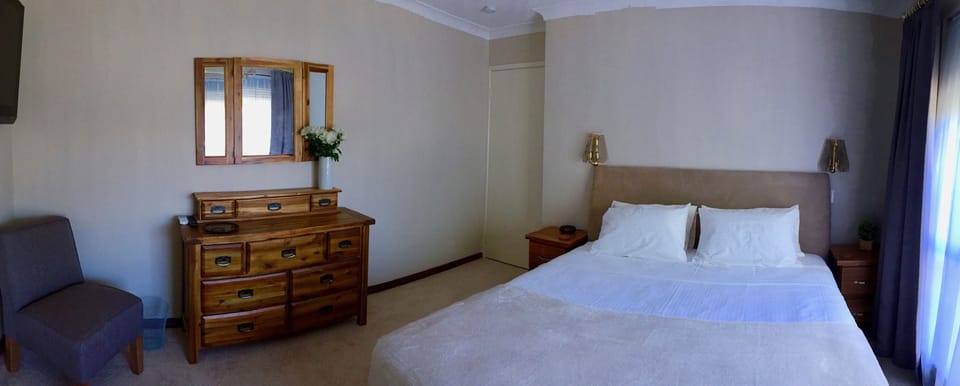 Double Room, 1 King Bed, Ensuite | Premium bedding, desk, blackout drapes, iron/ironing board