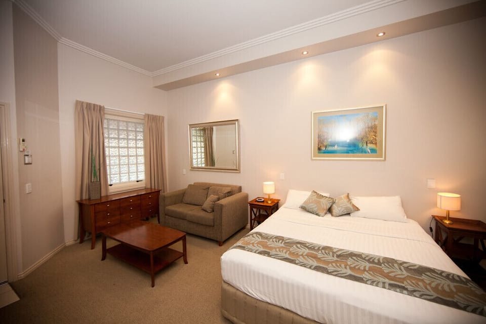 Deluxe Studio, 1 King Bed | Egyptian cotton sheets, premium bedding, pillowtop beds, desk