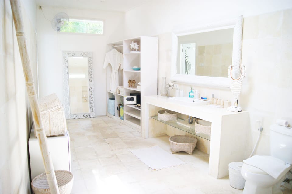 Shower, rainfall showerhead, free toiletries, hair dryer