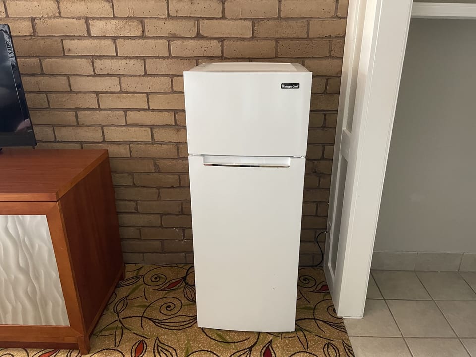 Standard Room, 2 Queen Beds, Non Smoking, Jetted Tub | In-room dining