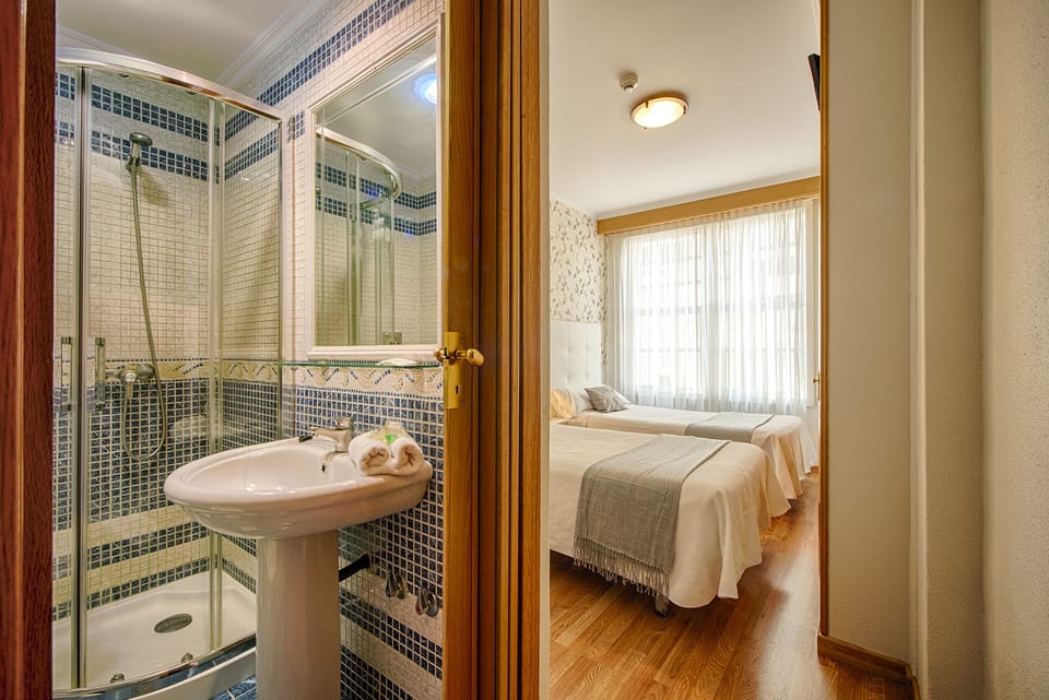 Twin Room | Desk, free WiFi, bed sheets