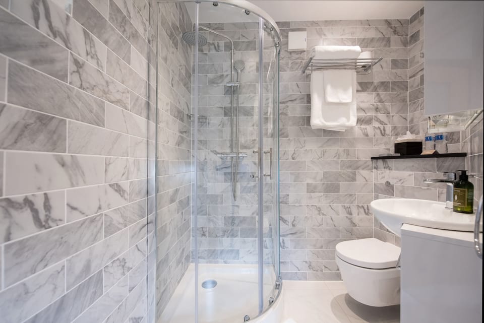 Superior Room (Lansbury Octagonal Tower Room) | Bathroom | Designer toiletries, hair dryer, bathrobes, towels