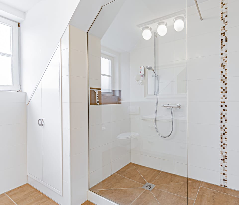 Apartment | Bathroom | Shower, free toiletries, hair dryer, towels