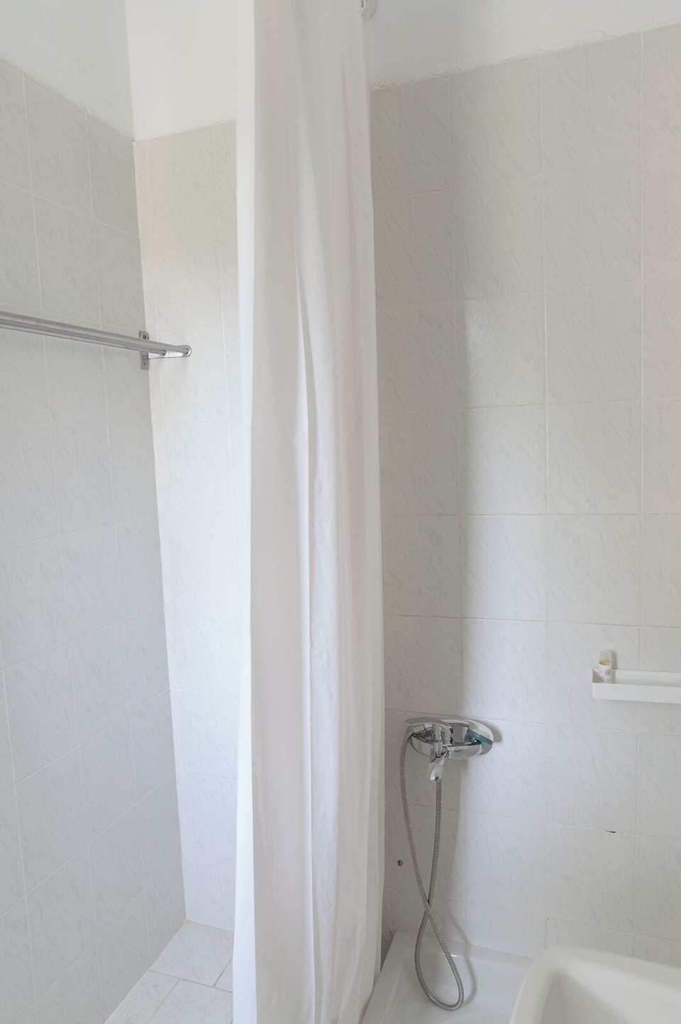 Deluxe Double Room, 1 Double Bed, Balcony, Courtyard View | Bathroom | Shower, free toiletries, hair dryer, towels