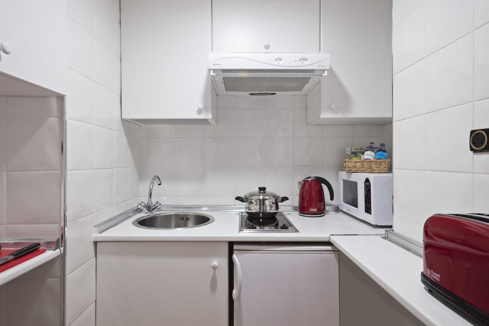 Apartment | Private kitchenette | Microwave, stovetop, espresso maker, coffee/tea maker