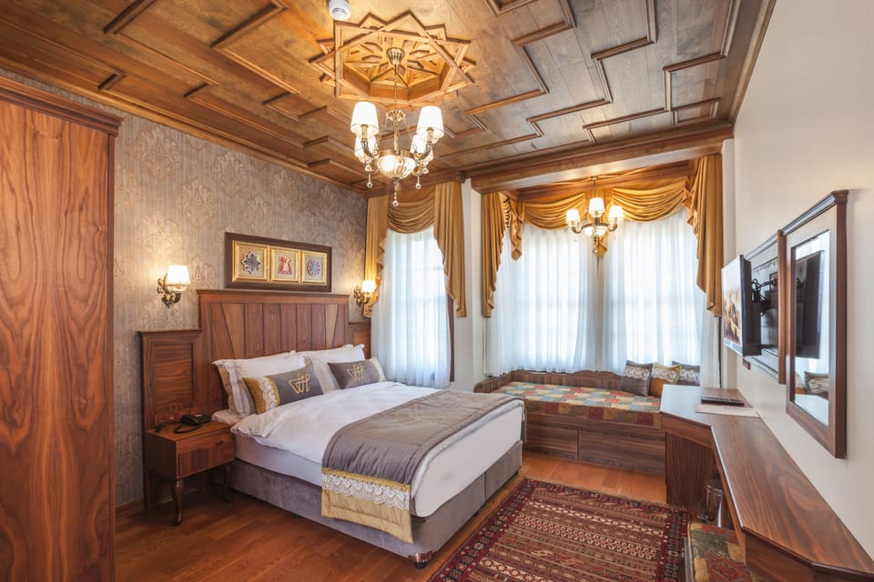 Premium bedding, in-room safe, individually decorated