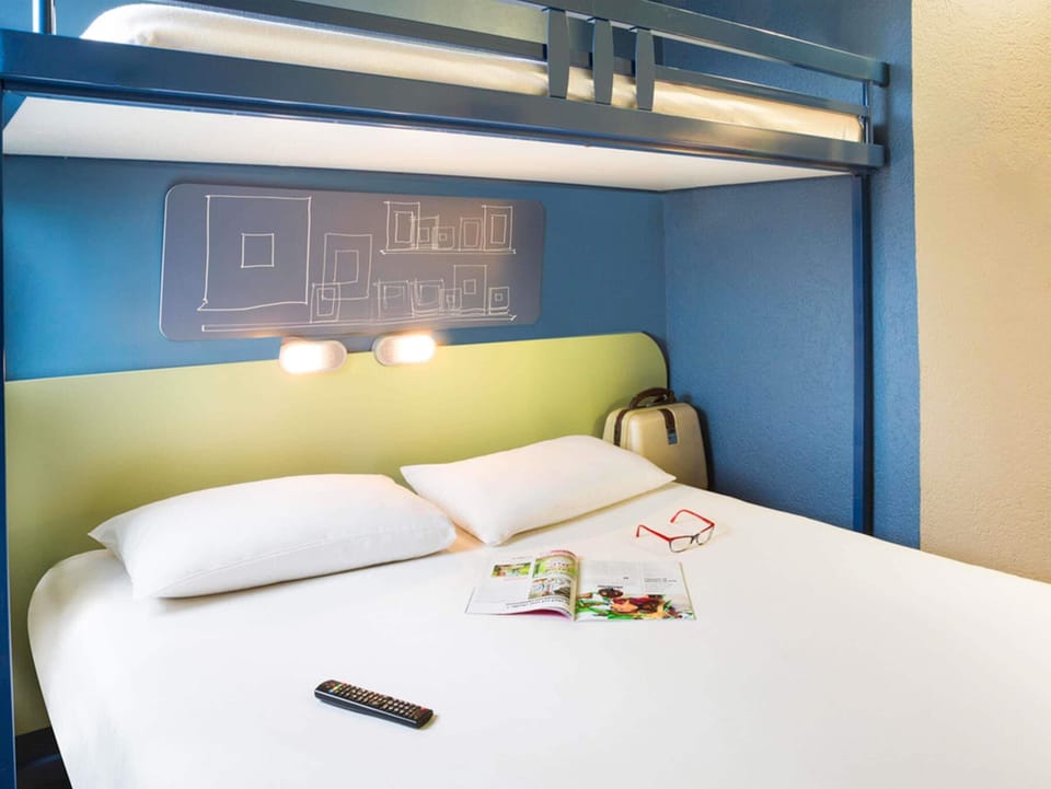 Desk, blackout drapes, free WiFi, bed sheets
