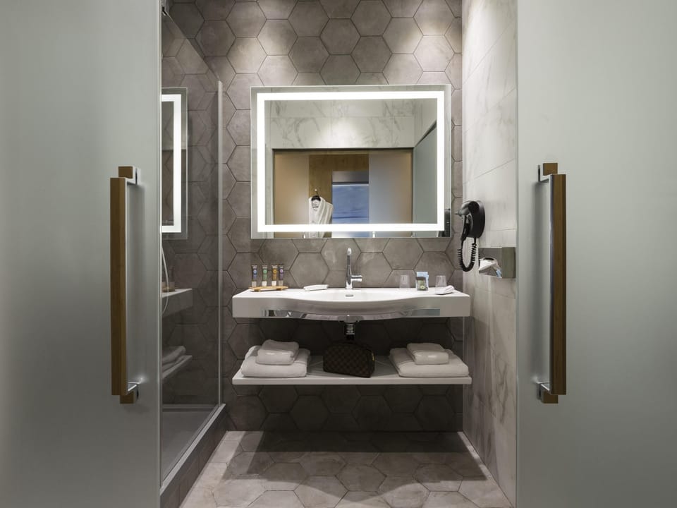Executive Room, 1 Double Bed | In-room safe, desk, soundproofing, iron/ironing board