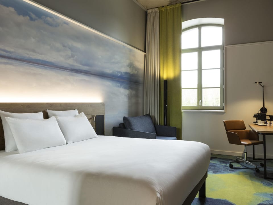 Executive Room, 1 Double Bed | In-room safe, desk, soundproofing, iron/ironing board