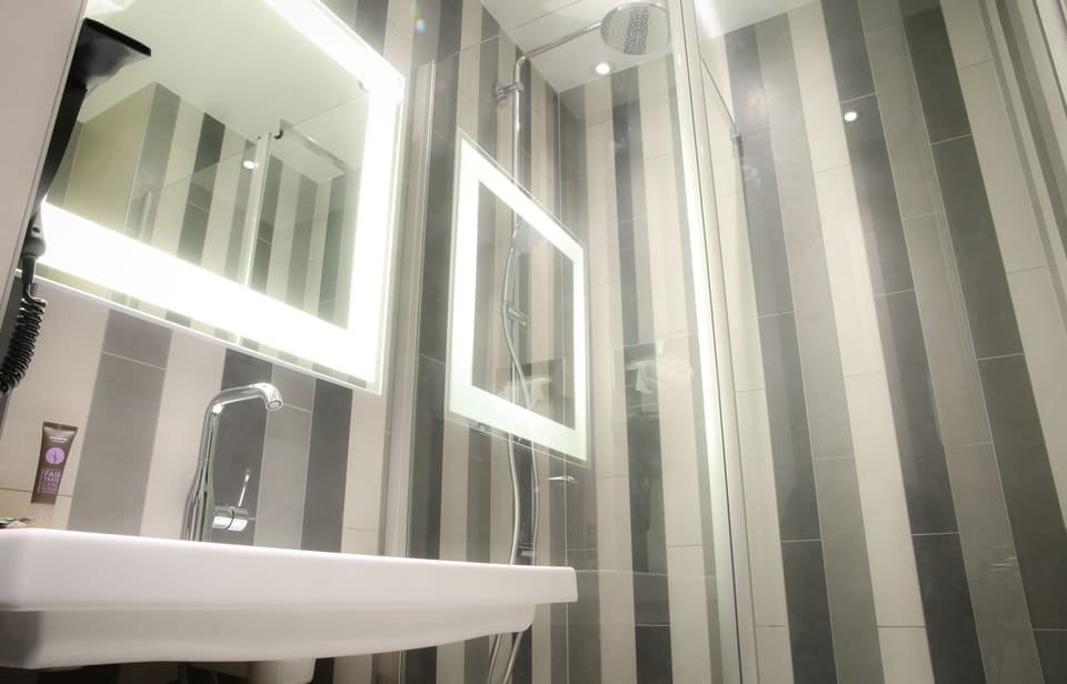 Classic Double Room, 1 Double Bed | Bathroom shower