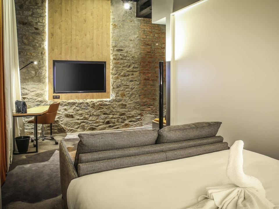 Junior Suite, 1 Queen Bed with Sofa bed | In-room safe, desk, soundproofing, iron/ironing board